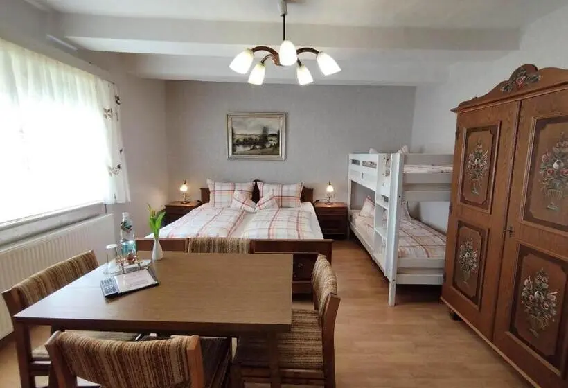 Standard 3 Bett Zimmer Geteiltes Bad, Pension Hoffmann