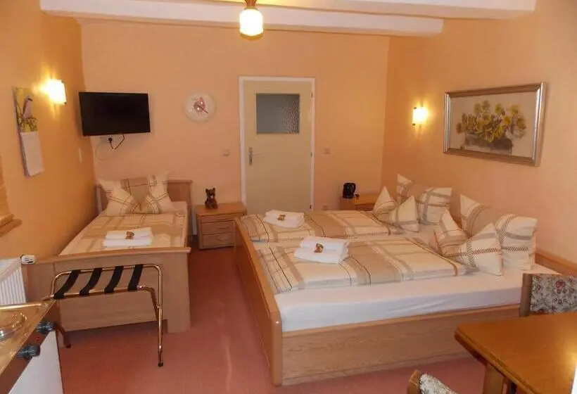 Standard 3 Bett Zimmer Geteiltes Bad, Pension Hoffmann