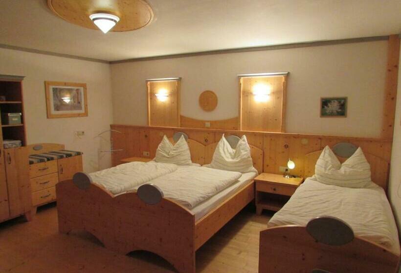 חדר סטנדרט לשלושה עם מרפסת, Arkadenhof Fam. Schneider