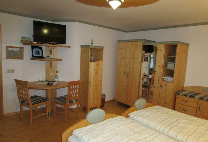 חדר סטנדרט לשלושה עם מרפסת, Arkadenhof Fam. Schneider