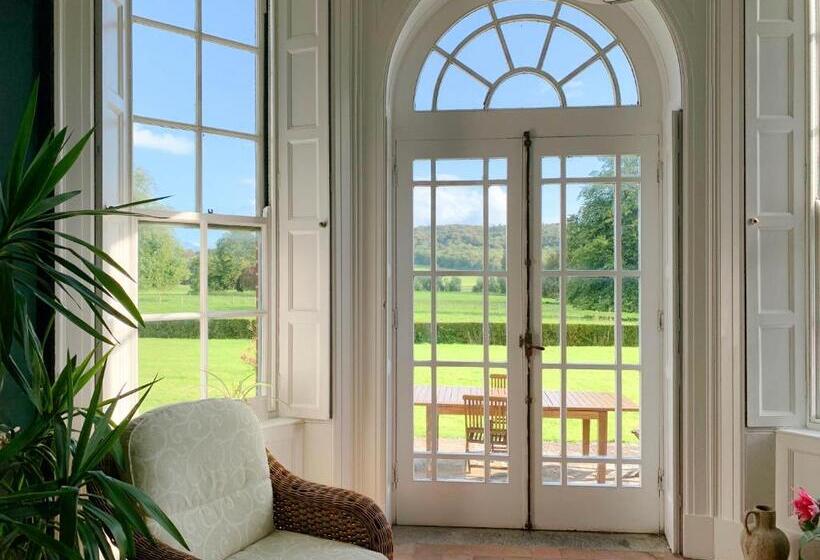 غرفة ديلوكس رباعية, Castlehacket House