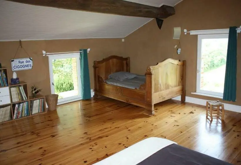 プールの見えるスタンダードトリプルルーム, Chambre D Hotes De Jacobiel