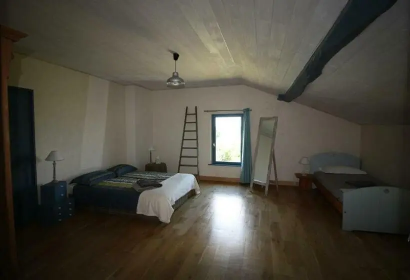 プールの見えるスタンダードトリプルルーム, Chambre D Hotes De Jacobiel