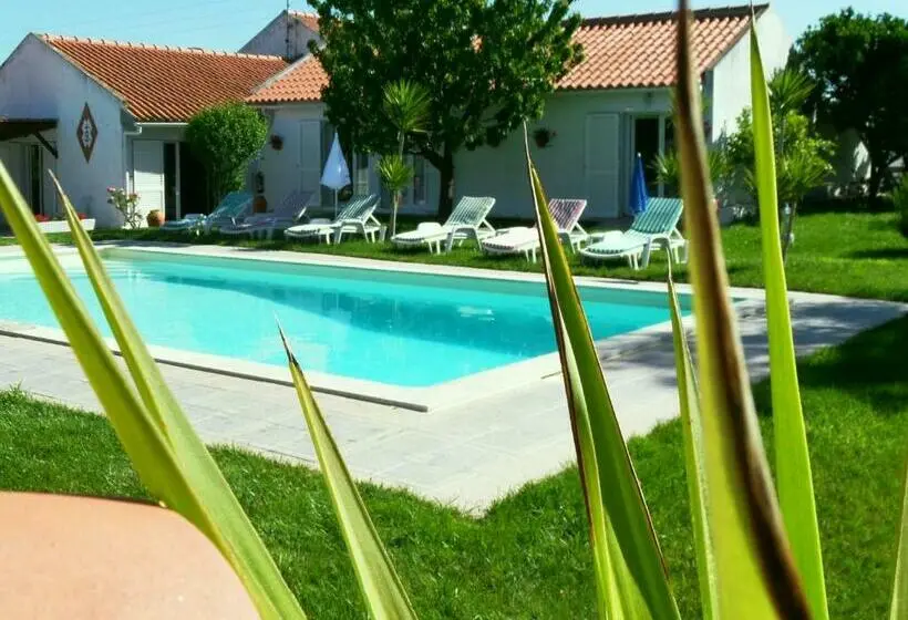 Standard-huone Allasnäkymä, Quinta Camargue
