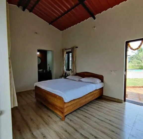バルコニー付きスタンダードルーム, Roy S Nature Nest Farm Stay Near Malshej Ghats
