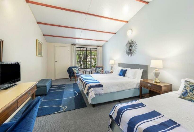 Standard Studio, Dartmouth Motor Inn