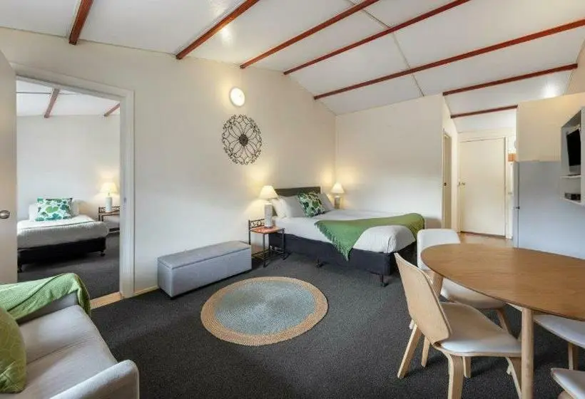 スタンダードスタジオ, Dartmouth Motor Inn