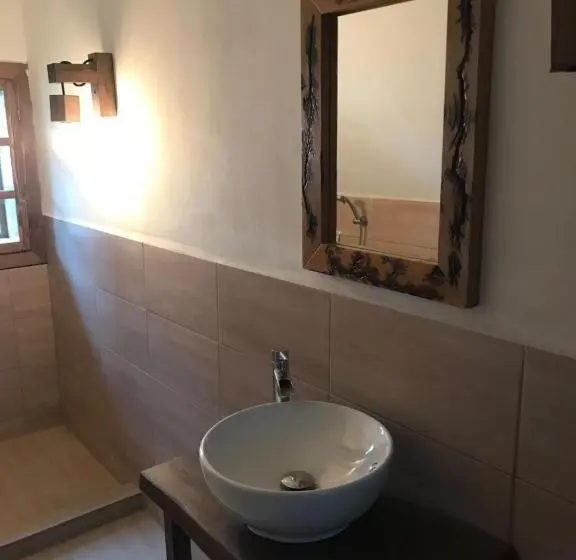 ３ベッドルームハウス, Casa Strabunicului
