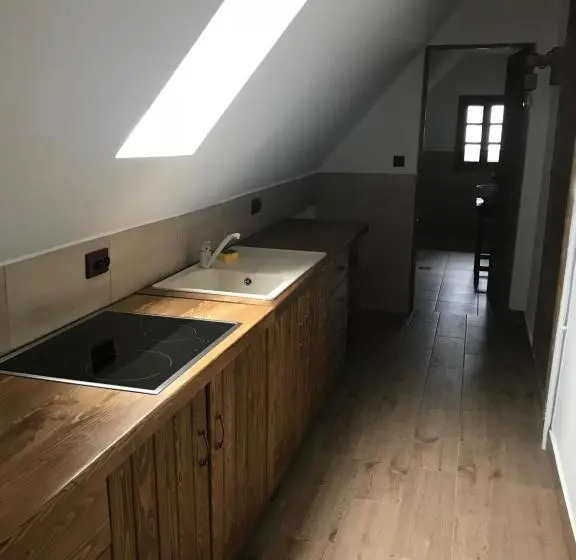 ３ベッドルームハウス, Casa Strabunicului