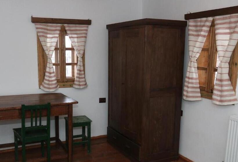 Дом 3 Спальни, Casa Strabunicului