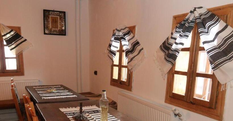 Дом 3 Спальни, Casa Strabunicului