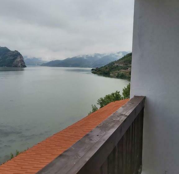 غرفة قياسية سرير كينج, Conacul Sarbesc