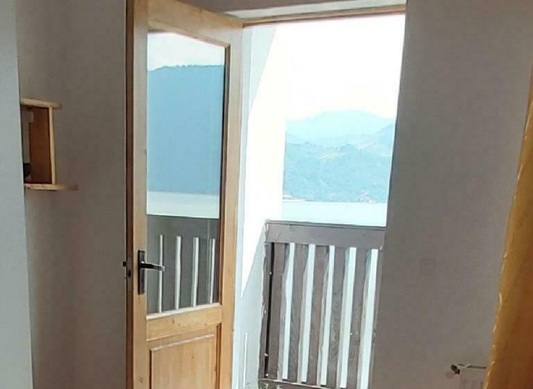 غرفة قياسية سرير كينج, Conacul Sarbesc