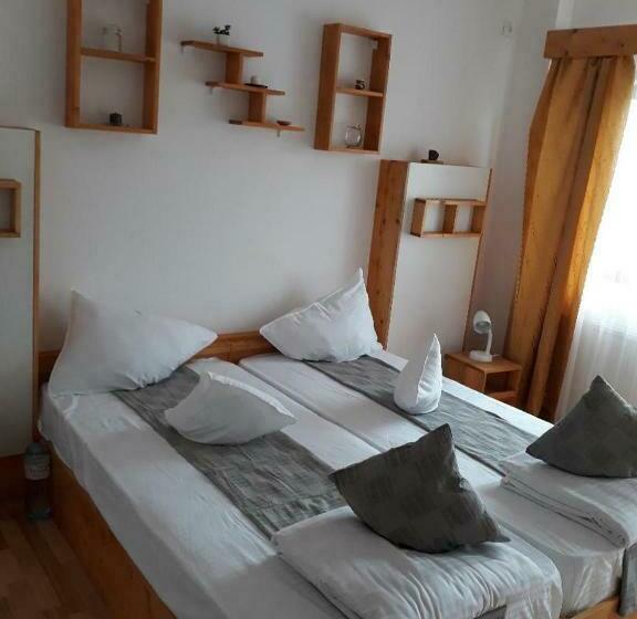 غرفة قياسية سرير كينج, Conacul Sarbesc