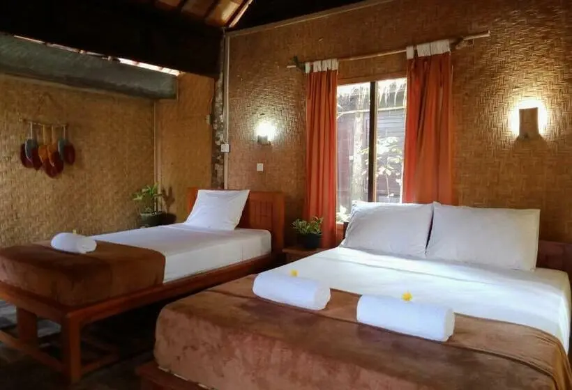 庭の見えるスタンダードトリプルルーム, Jembrana Bali Homestay