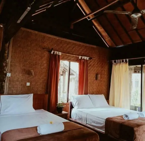庭の見えるスタンダードトリプルルーム, Jembrana Bali Homestay