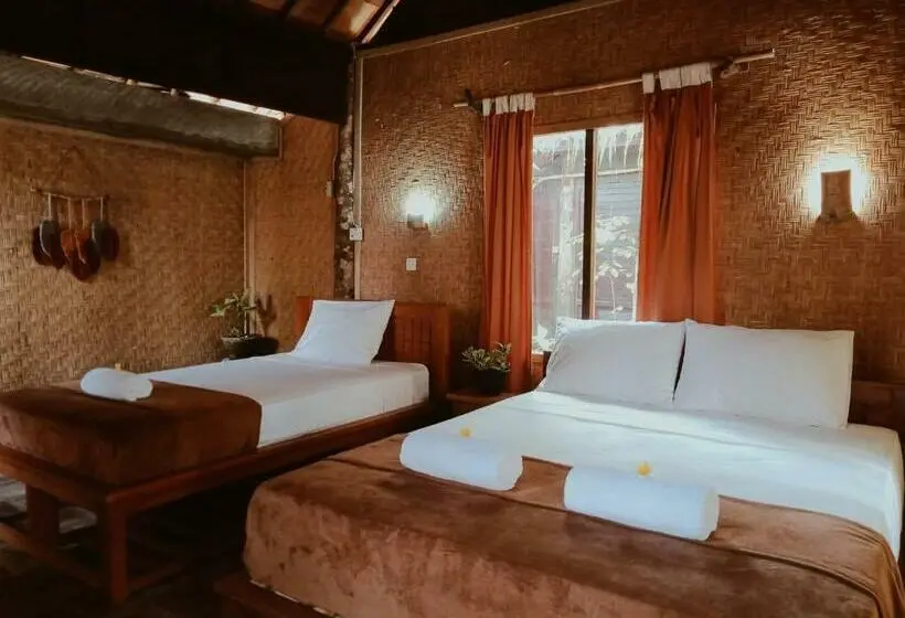 庭の見えるスタンダードトリプルルーム, Jembrana Bali Homestay