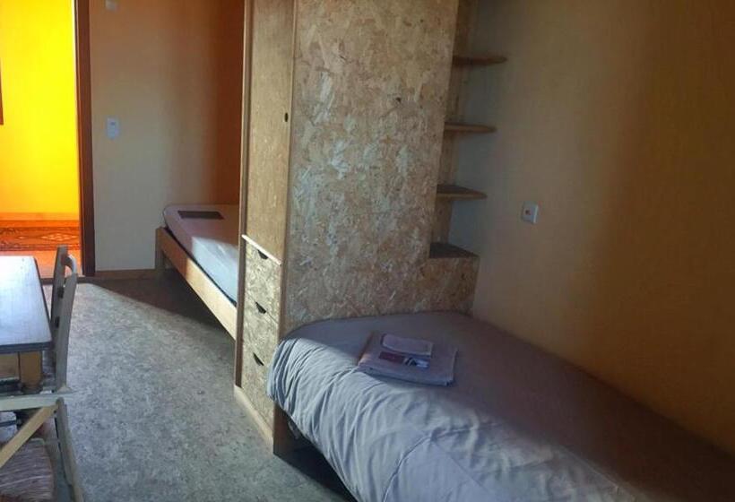 バス共有のスタンダードルーム, Rosario