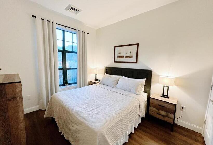 جناح ديلوكس سرير كينج, Mountain Creek Resort At Appalachian Hotel   Pool & Hot Tub