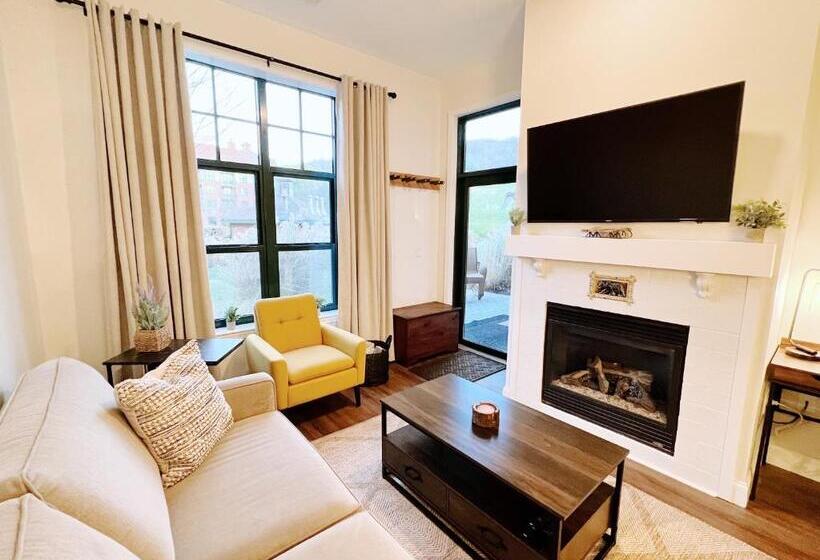 جناح ديلوكس سرير كينج, Mountain Creek Resort At Appalachian Hotel   Pool & Hot Tub