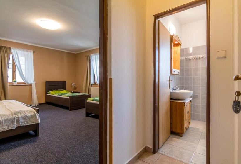 Четырехместный Номер Стандарт, Penzion A Restaurace U Vladaře