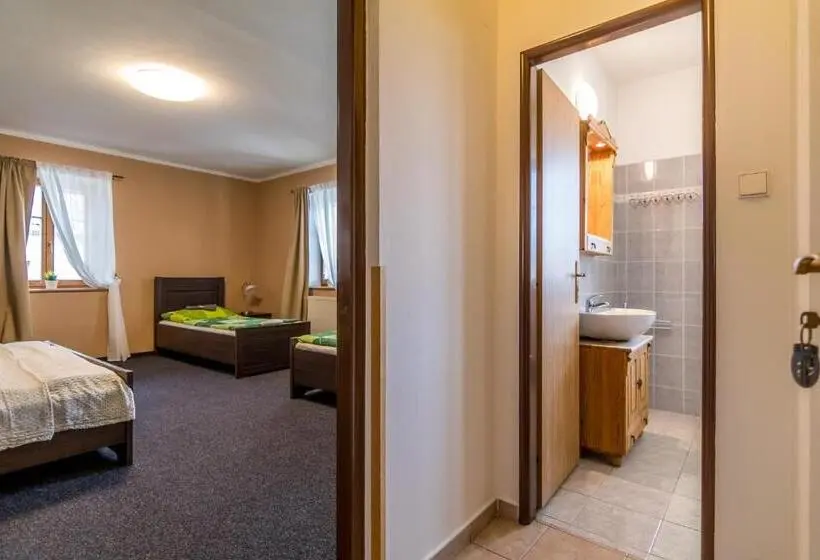 スタンダード４人部屋, Penzion A Restaurace U Vladaře
