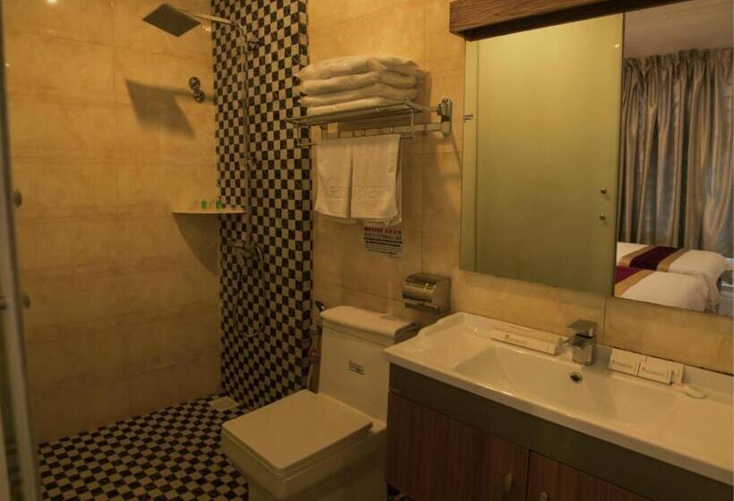 חדר סטנדרט לשלושה, Avantgarde