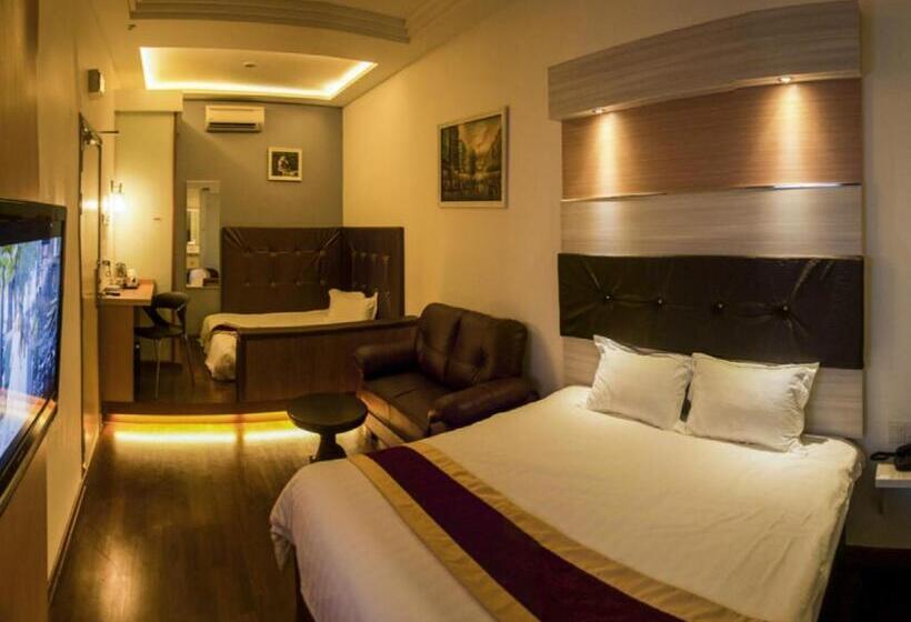 סוויטה עם ג'קוזי, Avantgarde