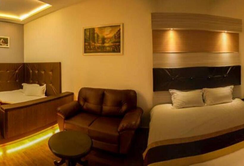 סוויטה עם ג'קוזי, Avantgarde