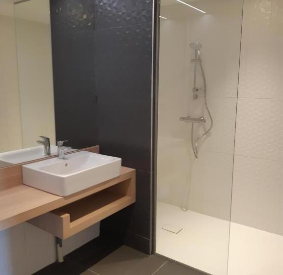 Четырехместный Номер Стандарт, Brit Hotel Confort Saint Dizier