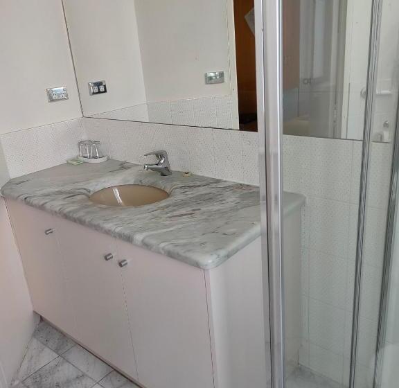 غرفة أساسية, Harringtons 102