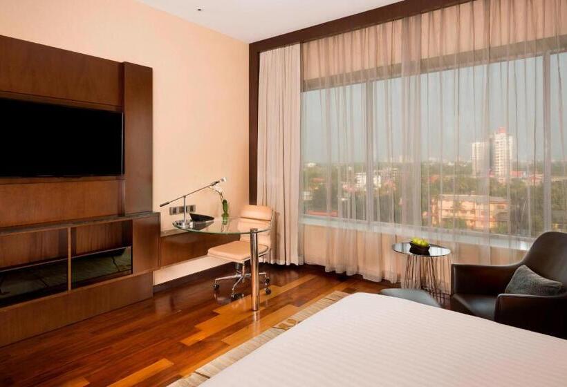 이그제큐티브 룸 킹사이즈 침대, Kochi Marriott