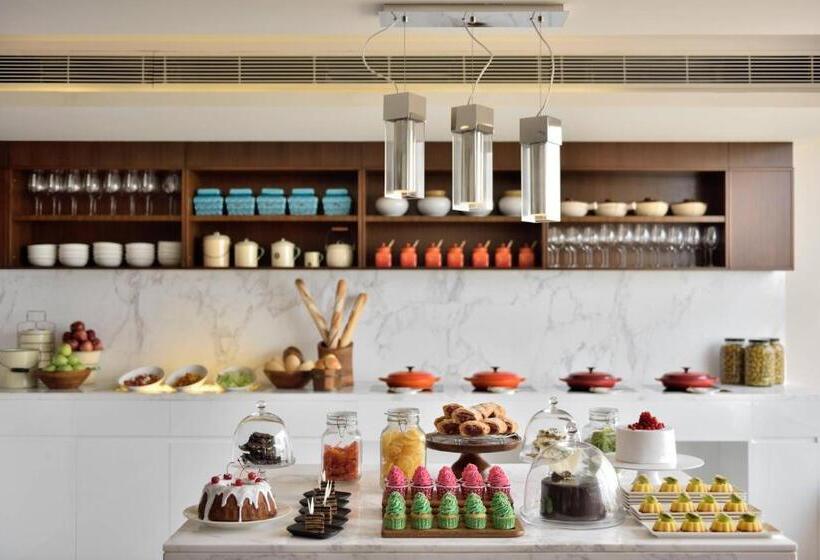 Люкс Клуб, Kochi Marriott