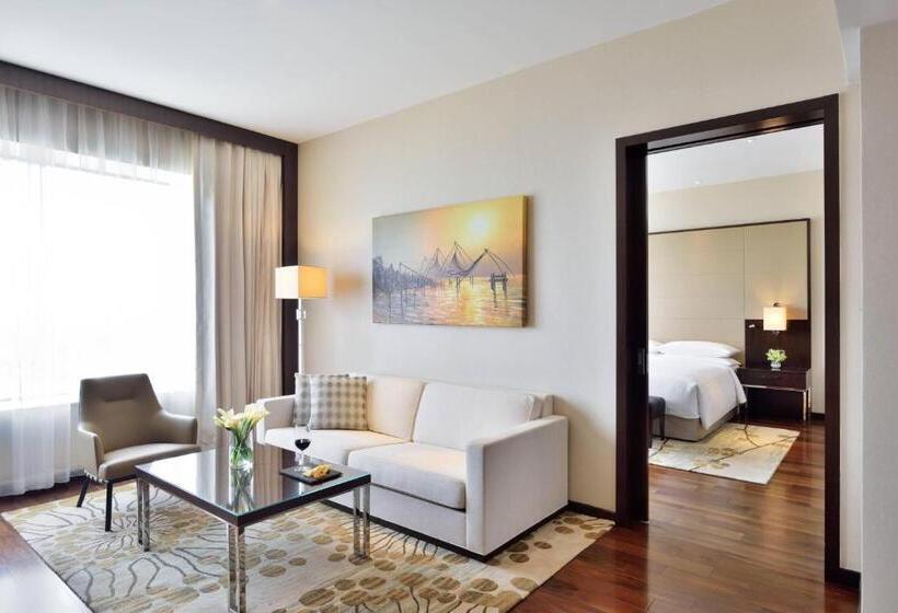 Люкс Клуб, Kochi Marriott