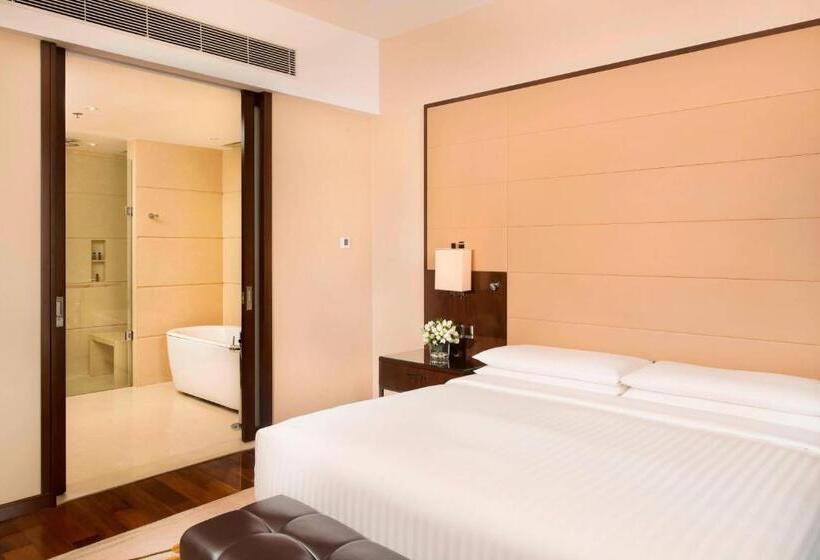 Люкс Клуб, Kochi Marriott