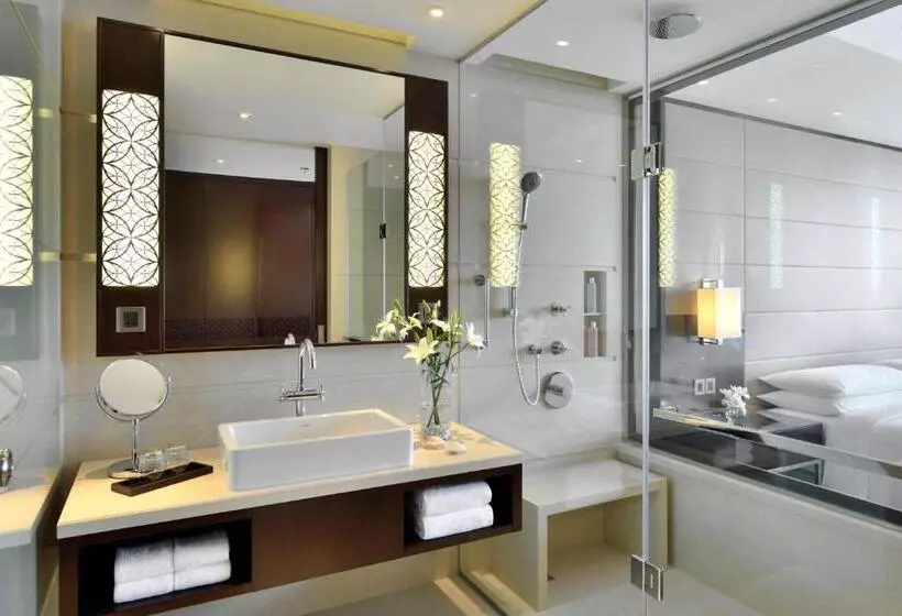 اتاق استاندارد با چشم‌انداز استخر, Kochi Marriott
