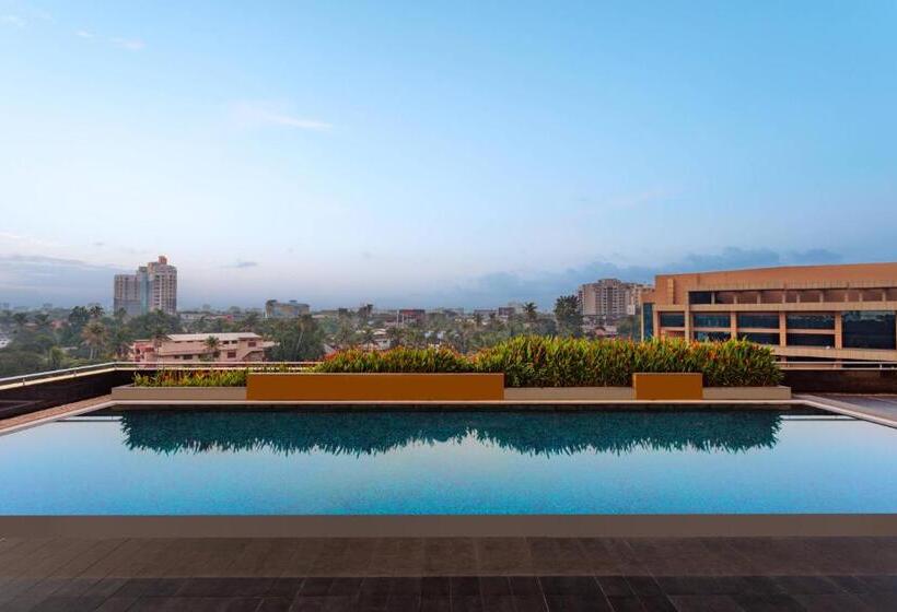 Номер Стандарт Вид на Бассейн, Kochi Marriott