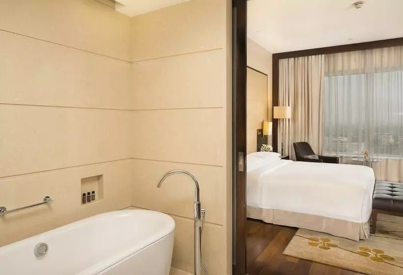 اتاق استاندارد با چشم‌انداز استخر, Kochi Marriott