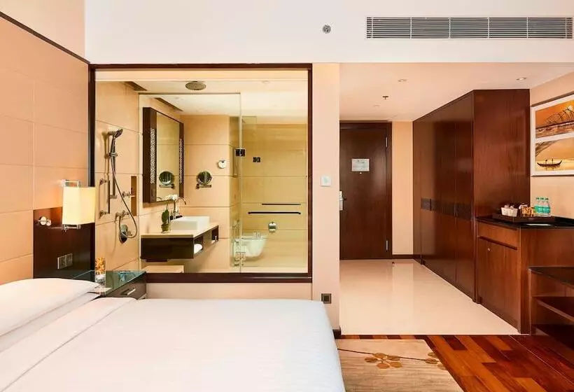 اتاق استاندارد با چشم‌انداز استخر, Kochi Marriott