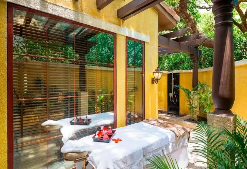 キングサイズベッドのスイートルーム, Le Méridien Mahabaleshwar Resort & Spa