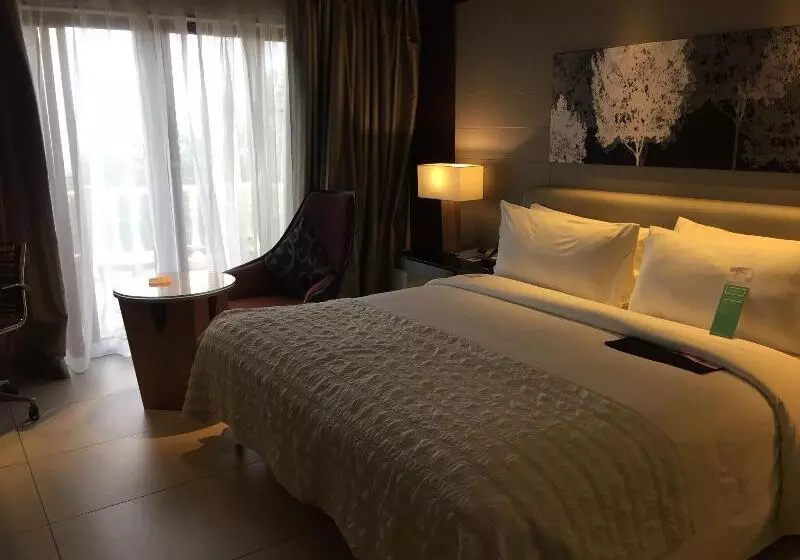 キングサイズベッドのスイートルーム, Le Méridien Mahabaleshwar Resort & Spa