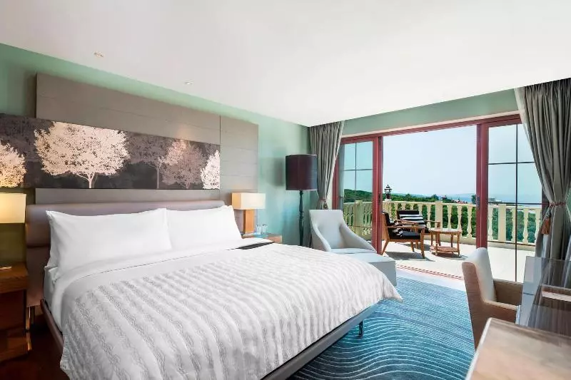 キングサイズベッドのスイートルーム, Le Méridien Mahabaleshwar Resort & Spa