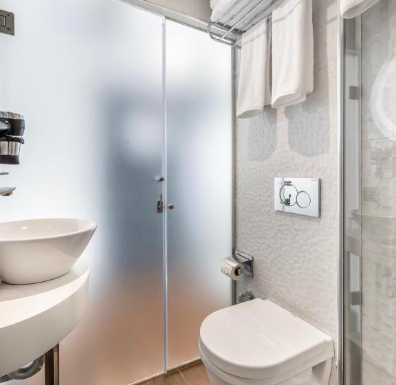 اتاق خانوادگی, Misa