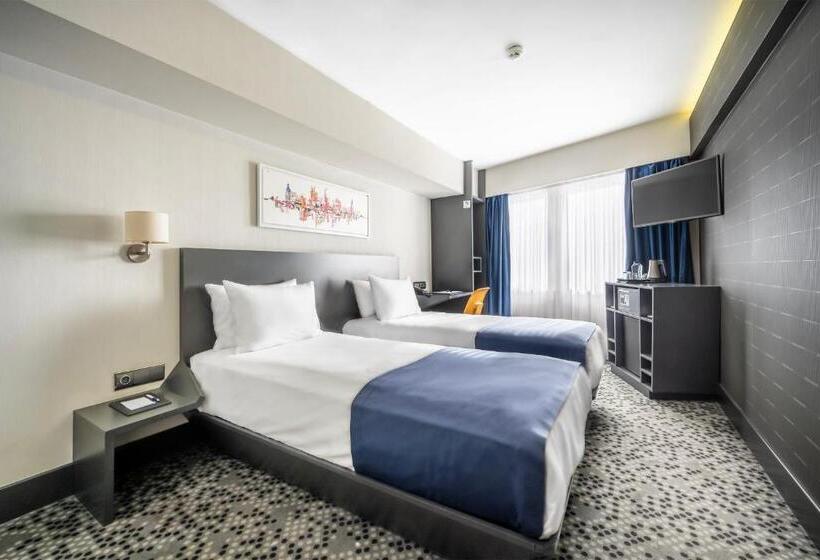 اتاق خانوادگی تودرتو, Misa