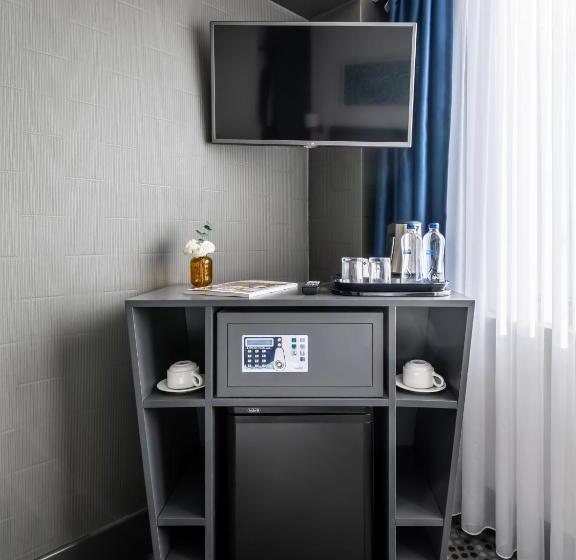 اتاق خانوادگی تودرتو, Misa