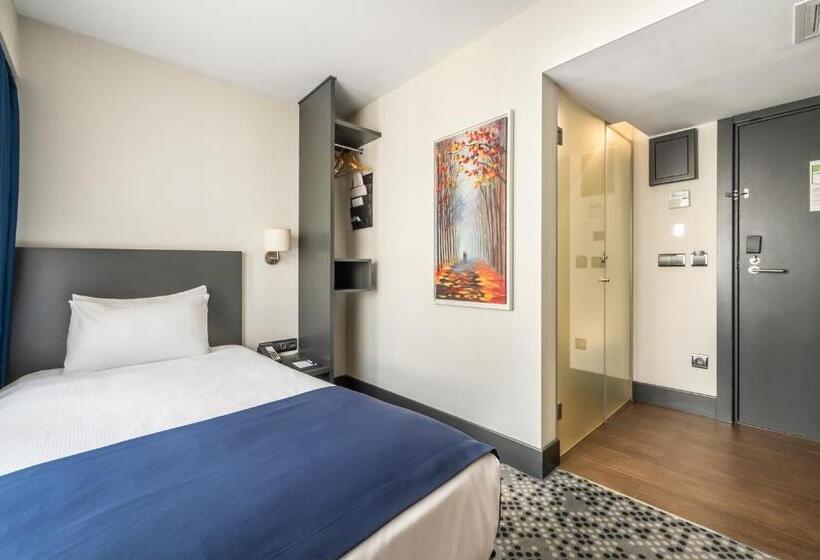 اتاق استاندارد یک نفره, Misa