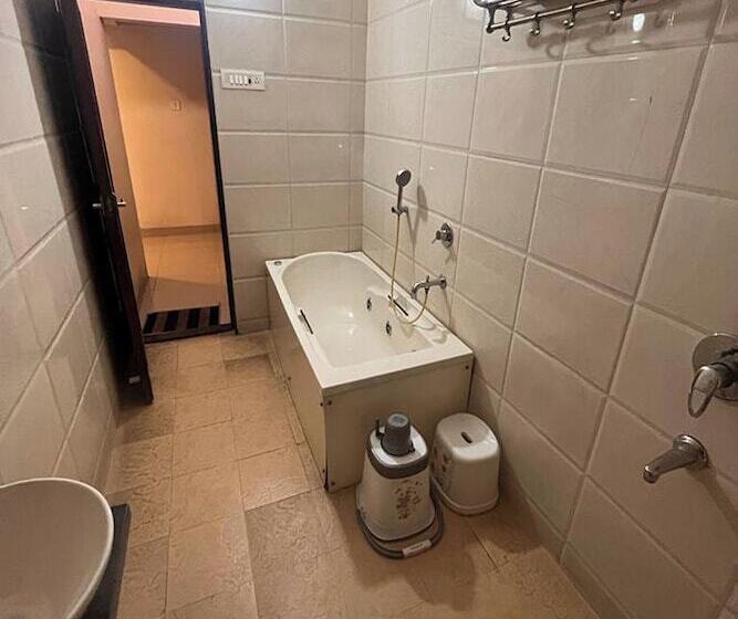 סוויטה, Royal Park Residency