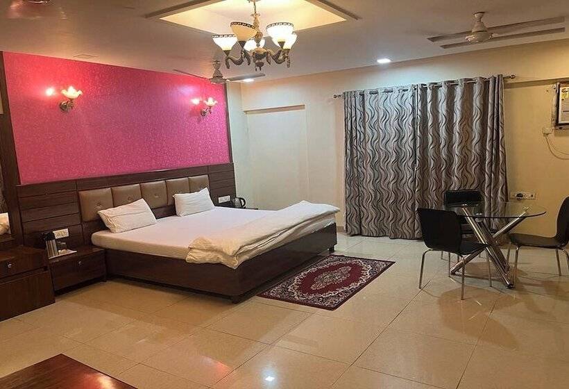 סוויטה, Royal Park Residency