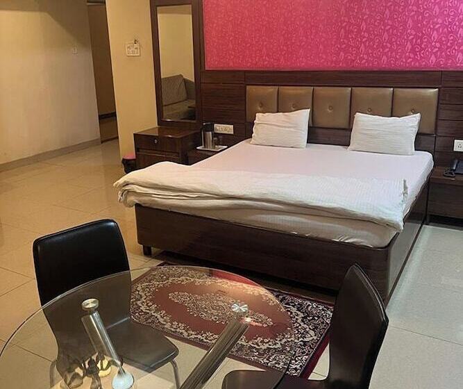 סוויטה, Royal Park Residency