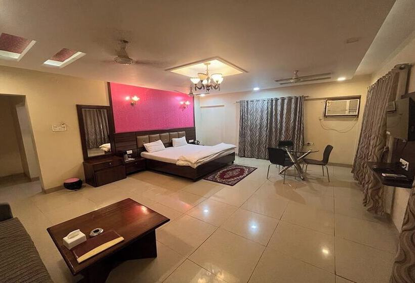 סוויטה, Royal Park Residency